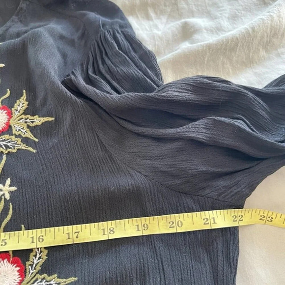 Chic Black Mini Dress with Sleek Silhouette - Picture 6 of 9